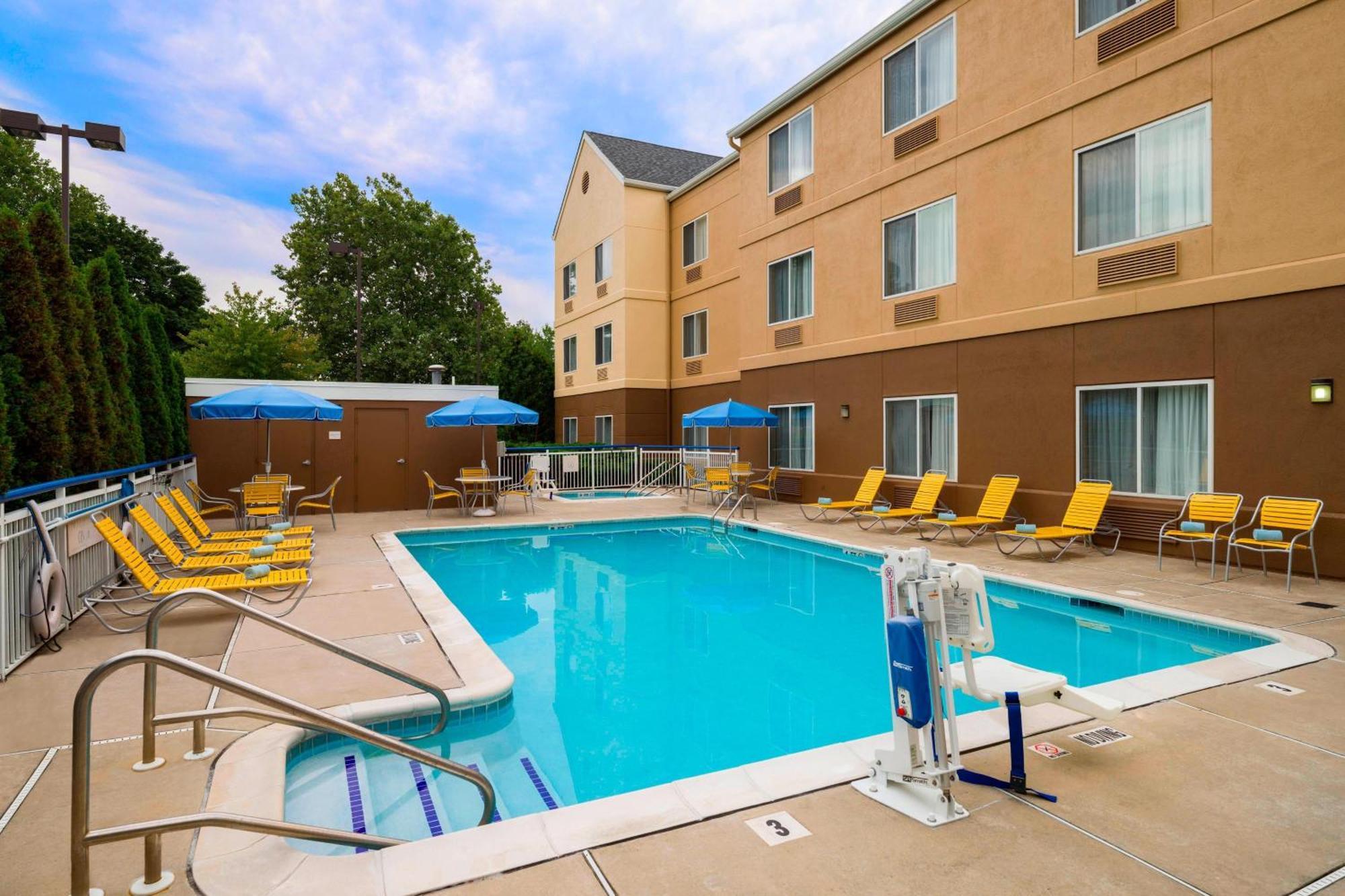 Fairfield Inn & Suites By Marriott Allentown Bethlehem/Lehigh Valley Airport Exterior photo