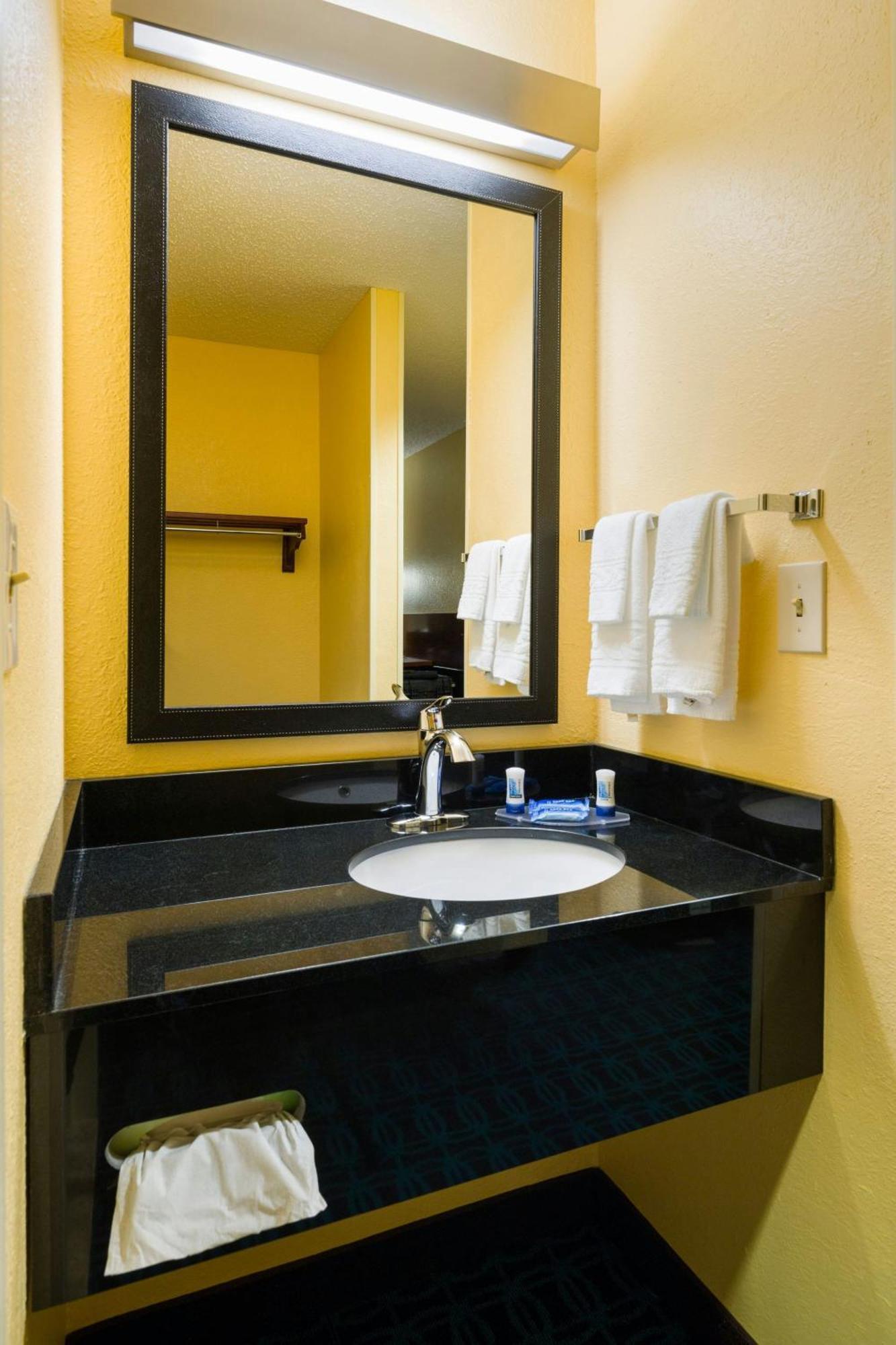 Fairfield Inn & Suites By Marriott Allentown Bethlehem/Lehigh Valley Airport Exterior photo